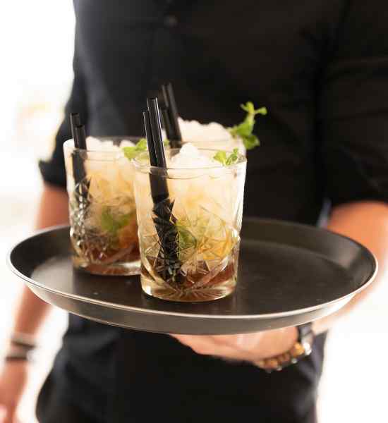 Lej en bartender København på serveret cocktails ad libitum i mobil bar.