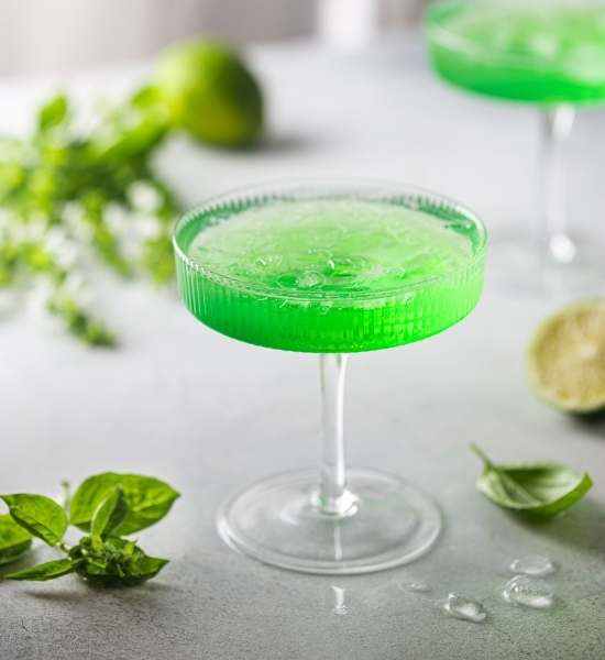 Grøn cocktail med absinthe til halloween
