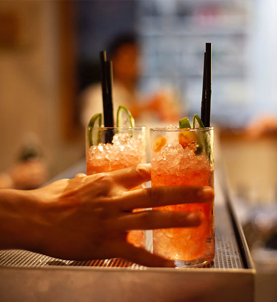 Komplet barløsning - Bartender med to cocktails