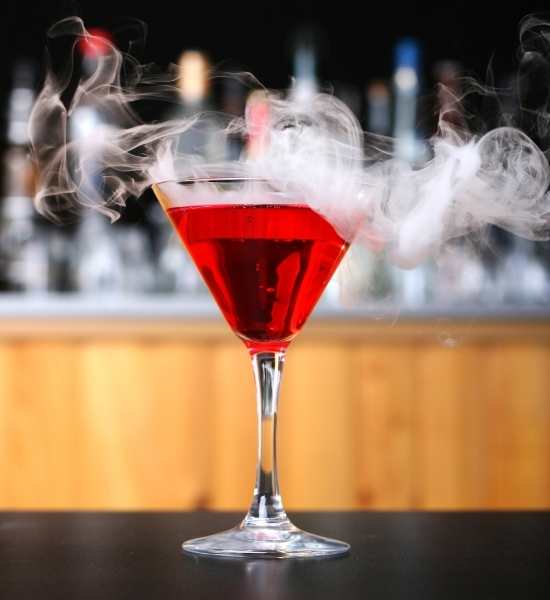 Rød cocktail opskrift til at fejre halloween